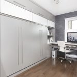 Lit escamotable gris avec bureau