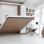 Lit escamotable en bois ouvert avec un bureau