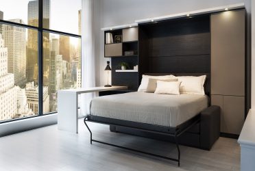 Lit escamotable en bois ouvert avec sofa causeuse