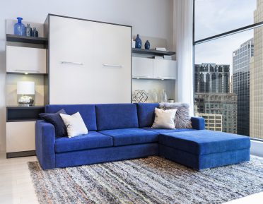 Lit escamotable blanc avec divan dans un loft
