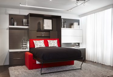 Lit escamotable brun ouvert avec divan rouge