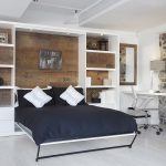 Lit escamotable blanc et bois moderne ouvert avec un bureau