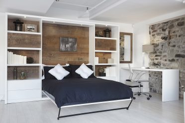 Lit escamotable blanc et bois moderne ouvert avec un bureau