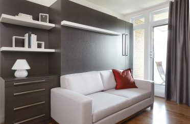 Lit escamotable en bois avec divan blanc