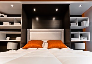 Détail sur un lit escamotable ouvert avec divan