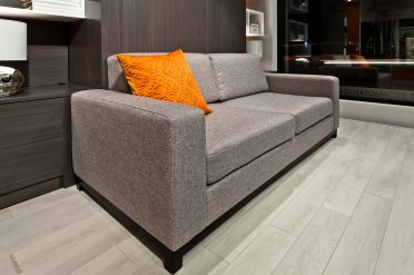 Détail sur un lit escamotable ouvert avec divan
