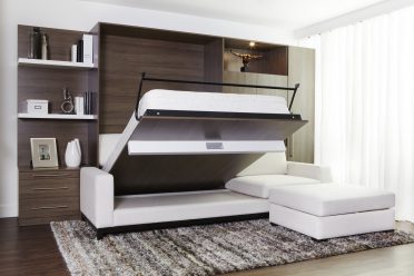 Lit escamotable en bois avec un divan blanc