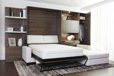 Lit escamotable en bois ouvert avec divan blanc