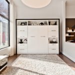 Lit escamotable blanc urbain dans un loft