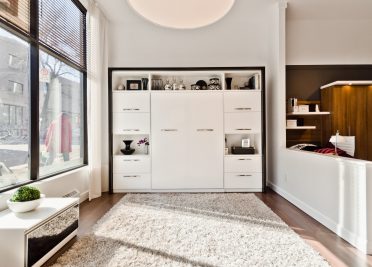 Lit escamotable blanc urbain dans un loft