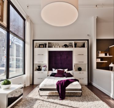 Lit escamotable ouvert dans un loft