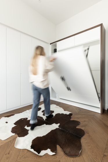 Lit escamotable contemporain blanc avec rangement sur les cotés.