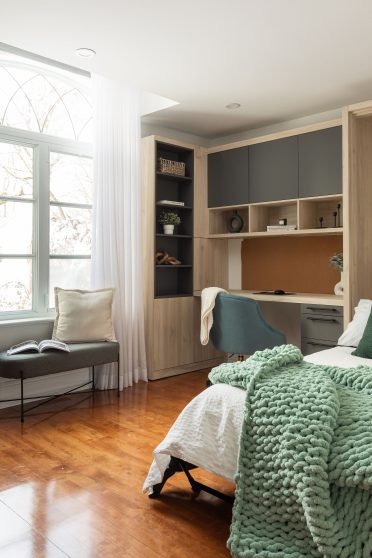 Chambre avec un lit mural ouvert et un bureau intégré par Limuro