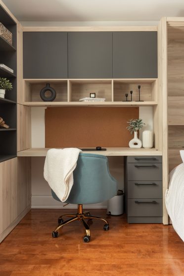 Un bureau intégré dans la chambre d’un garçon de couleur gris et d'un bois clair.
