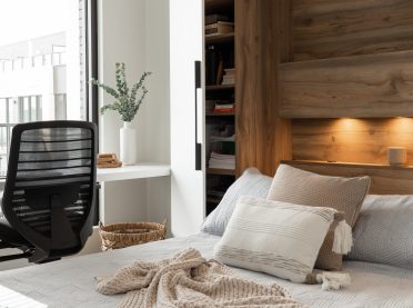 Lit escamotable sur mesure Limuro en bois et blanc, combinant espace de rangement intégré, éclairage encastré et design contemporain.