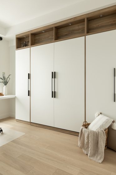 Mécanisme de lit escamotable Limuro en bois et blanc, illustrant la transformation fluide du meuble mural en lit fonctionnel, conçu sur mesure.