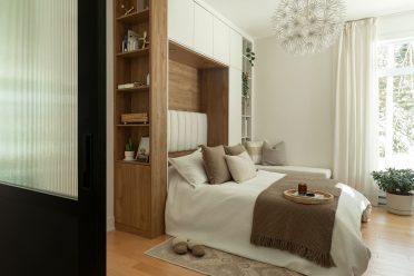 Lit escamotable Limuro en ouverture, démontrant la fluidité du mécanisme et la polyvalence du mobilier sur mesure combinant rangement, bois naturel et design contemporain.