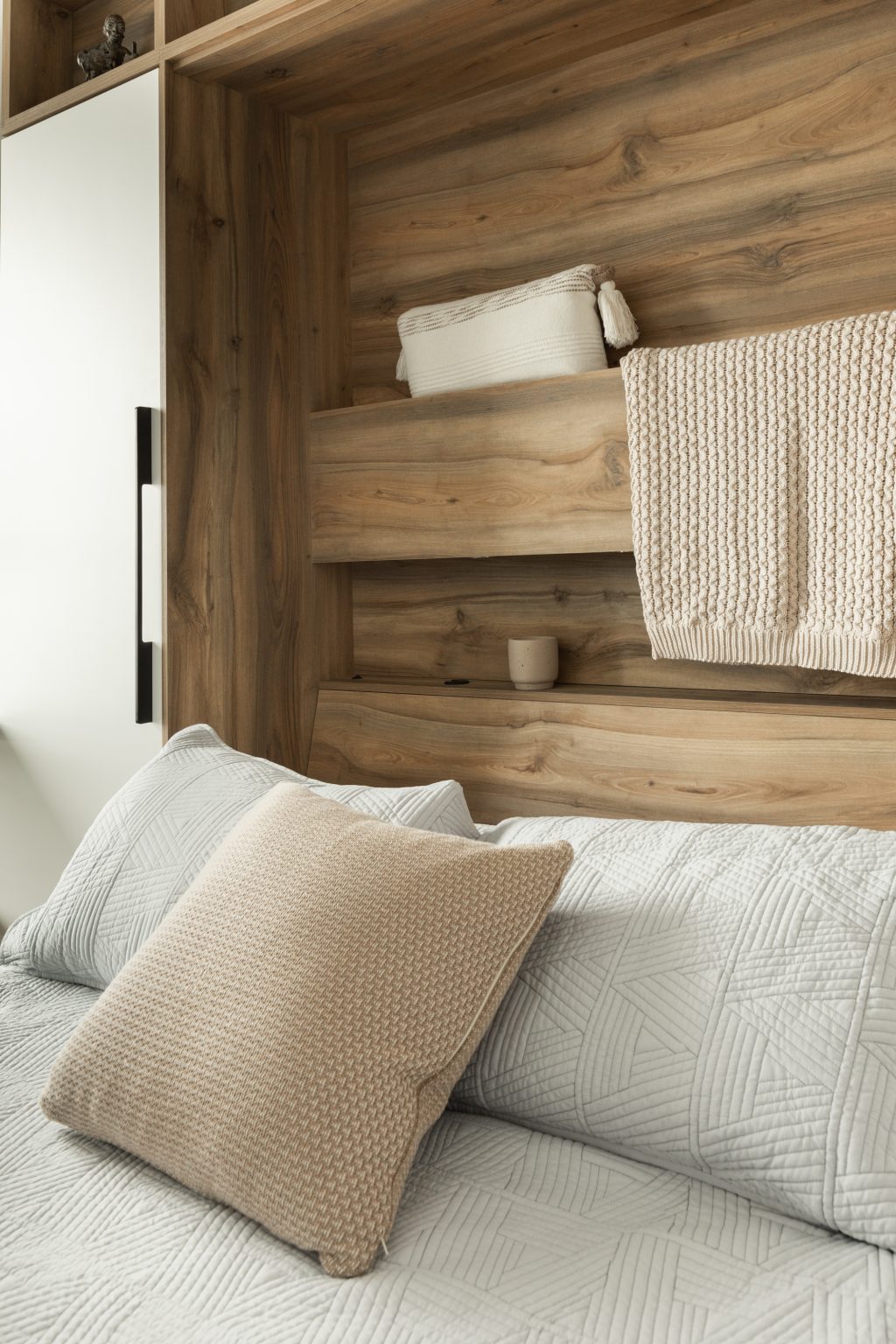 Astuce de rangement maison : un lit escamotable.