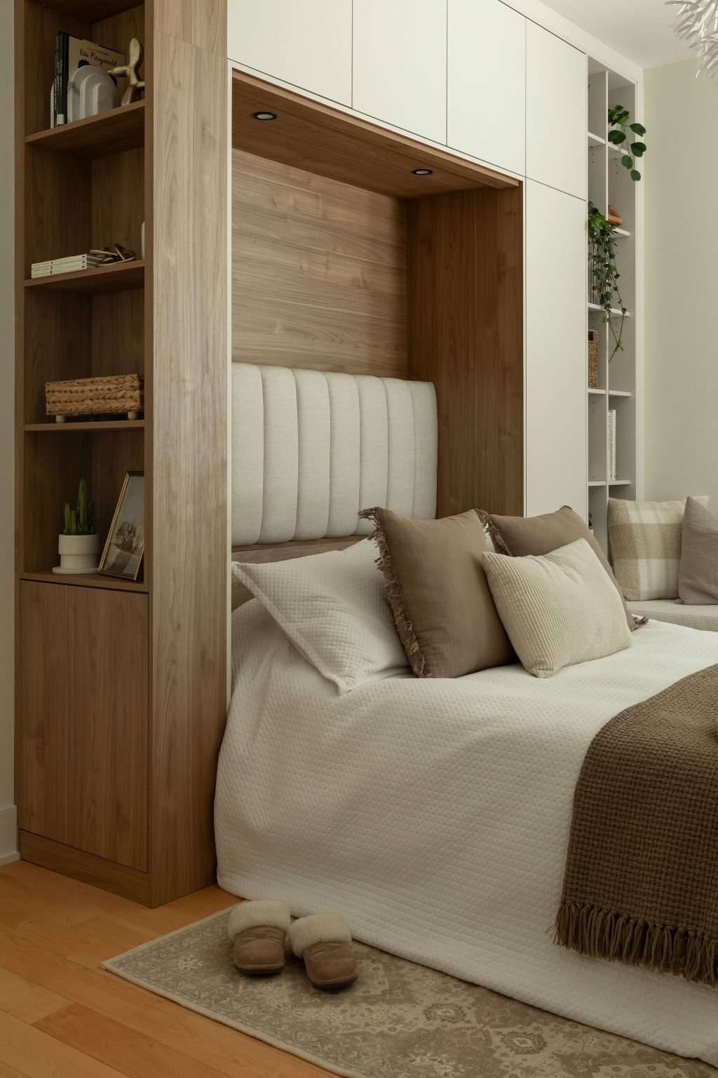 round-image static-image Lit escamotable Limuro déployé, intégré dans un mobilier sur mesure en bois clair. La chambre lumineuse se transforme en espace de repos accueillant, alliant design épuré, teintes naturelles et ambiance apaisante.