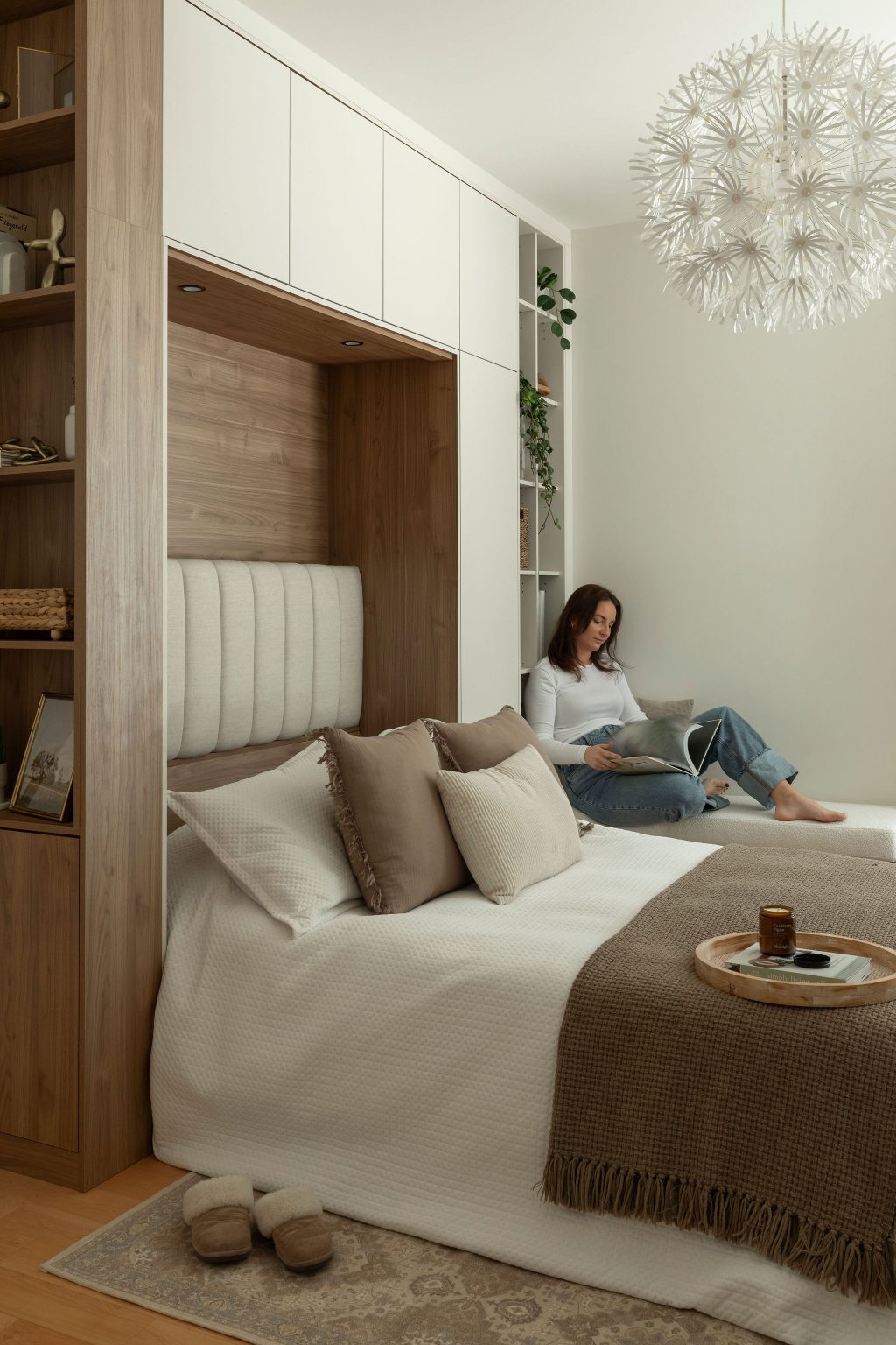 round-image static-image Lit escamotable Limuro déployé, intégré dans un mobilier sur mesure en bois clair. La chambre lumineuse se transforme en espace de repos accueillant, alliant design épuré, teintes naturelles et ambiance apaisante.