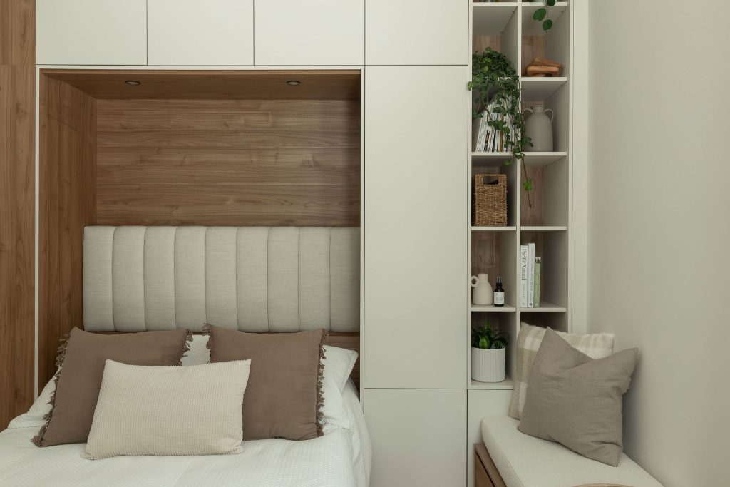 Lit escamotable Limuro déployé, intégré dans un mobilier sur mesure en bois clair. La chambre lumineuse se transforme en espace de repos accueillant, alliant design épuré, teintes naturelles et ambiance apaisante.